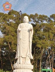 沙美大士宮地藏公園七米六,一體成形人工雕刻而成的地藏王菩薩聖像,日前完成安座,青天祥雲十分莊嚴,成為沙美新景點。(陳麗妤攝)