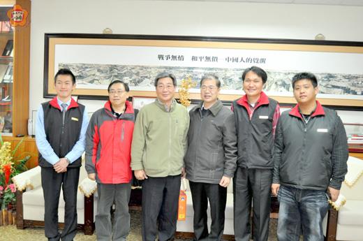 　縣長李沃士在畫家許文科引導下，參觀展出水墨畫作品。（楊水詠攝）