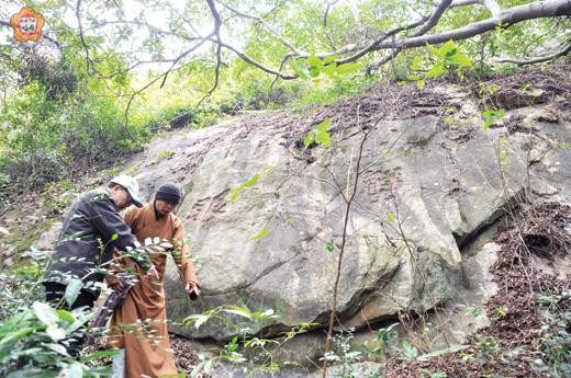 李沃士(左)、釋性海(右)昨會勘蟹眼泉所在地。李沃士表示,把蟹眼泉重新整理出來是很有意義的。(張建騰攝)