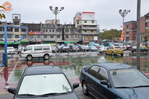   有金湖鎮民希望新巿籃球場要用來運動而非停車。 （張建騰攝）