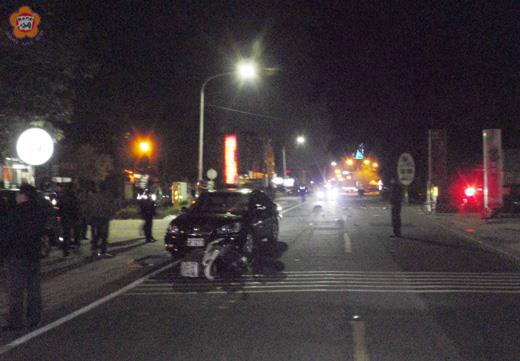   金城地區於二月一日晚上近十時傳出一起死亡車禍案件，重型機車駕駛緊急送往署立金門醫院搶救仍宣告傷重不治。（金城分局警備隊提供）