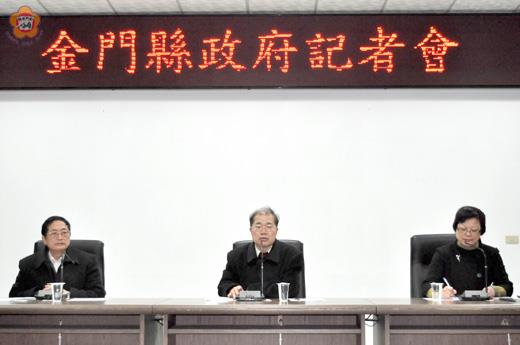 金門縣長李沃士昨主持金門縣豬隻口蹄疫事件記者會。(李增汪攝)