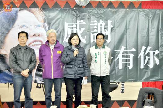 民進黨主席蔡英文抵金展開謝票之旅，許多支持者高喊「蔡英文加油」，鼓勵她2016年總統大選再參選。（莊煥寧攝）