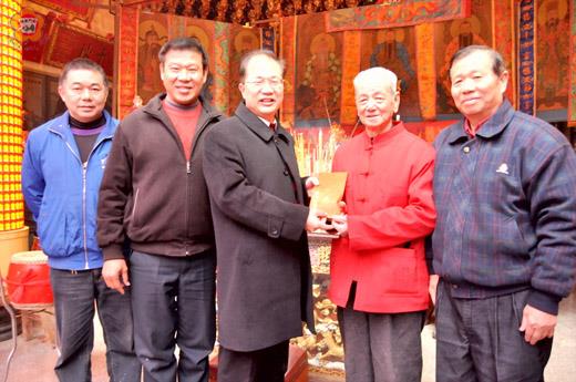  縣長李沃士等前往忠義廟上香為地區祈福，並獻爐敬金致意，受到里民的歡迎。
（陳麗妤攝）