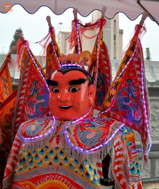   新市忠義廟太子團，五十位年輕人，師承北鎮廟，青出於藍應跨年演出研發夜電版電音三太子，更從觀摩學習中將跆拳、迴旋等舞步融入其中，走出自我特色。（陳麗妤攝）