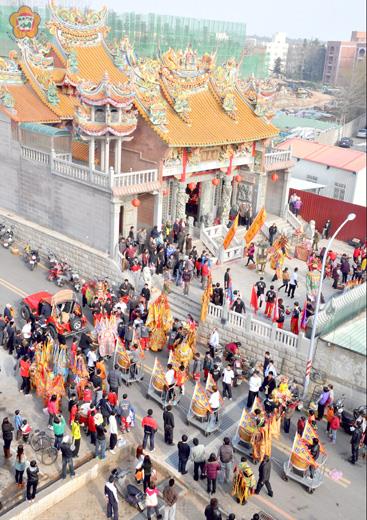   主祀武聖關公的新巿里忠義廟，昨天有熱鬧的「龍年」廟會活動及陣頭繞境。 
  （張建騰攝）