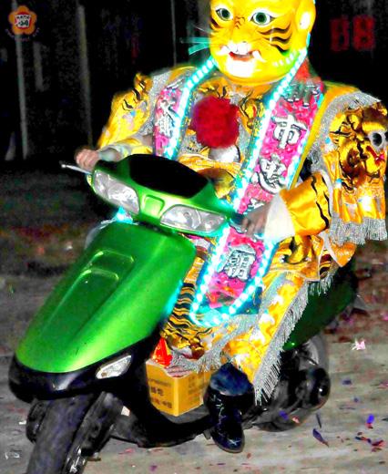 虎爺騎車真新奇﹗
張建騰／圖文