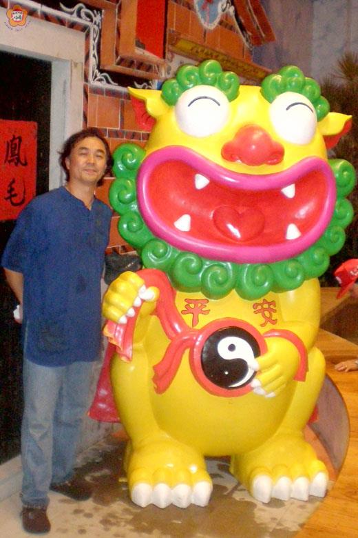 小三通通關中心出入境公共服務設施中「風獅爺景觀拍照休憩區」地區陶藝家王明宗精心創作的Q版親子風獅爺，造型相當可喜，吸引旅客的目光。（莊煥寧攝）