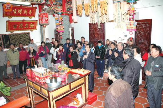   台灣關公文化協會理事長李台山一行人昨日前往古寧頭關帝廟進行上香參拜儀式。（李金鎗攝）