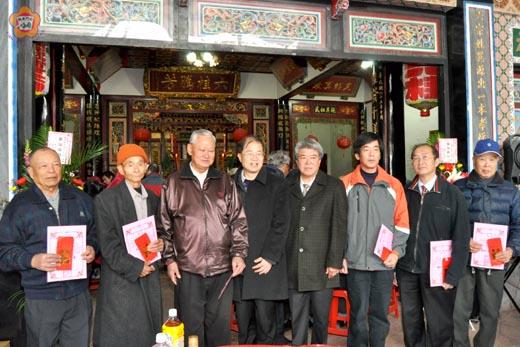   金門六桂宗親舉行春季祭祖及吃頭活動，同時召開會員大會，縣長李沃士到場致意，應邀頒發該會獎學金，由得獎學生家長代表接受。（莊煥寧攝）