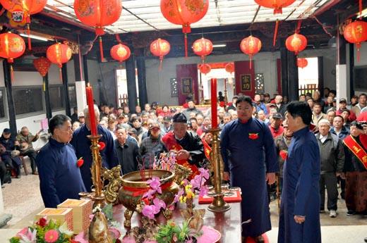   潁川堂金門陳氏宗親會舉行春季祭祖大典，陳氏宗長陳天賜率領陳氏宗親代表遵循古禮誠敬向祖先祭拜。（莊煥寧攝）