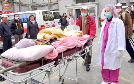 後送病患的擔架、救護車、擔架兵、醫護人員以及相關人員，把醫院外的有限空間擠得滿滿滿。（張建騰攝）