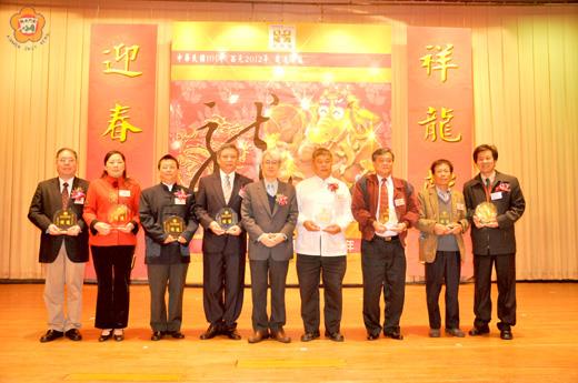 　福建省政府在臺北國軍英雄館舉行新春團拜，省主席薛承泰（中）頒獎表揚績優旅台同鄉會社並合照。（照片由省府提供）