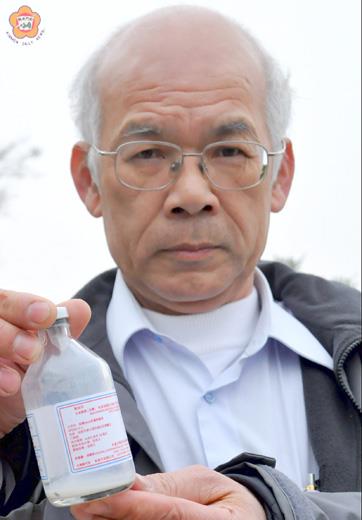   金門防疫所所長莊謙恭請養豬戶自行為豬隻施打口蹄疫疫苗。（張建騰攝）