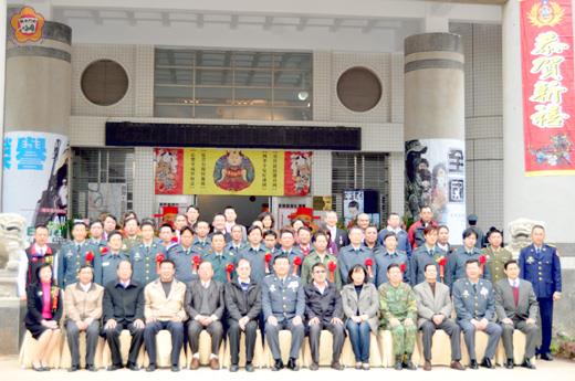   金門縣後備服務中心昨舉行後備軍人晉任暨幹部表揚活動後，移師到文化局大門口拍攝團體合照。（李金鎗攝）