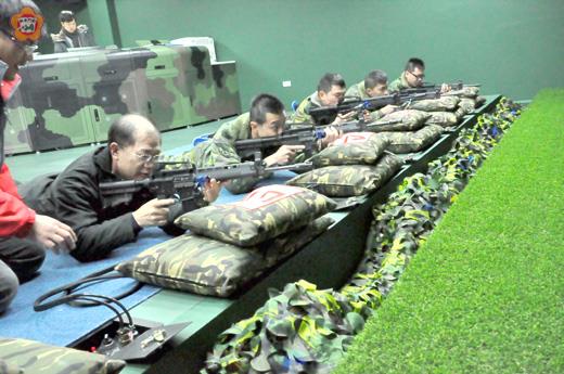 李沃士在幹訓班體驗「輕兵器射擊訓練模擬器」。（張建騰攝）