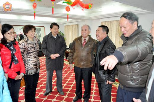 金門縣議會議長王再生昨接待來自廈門市湖里區參訪團，相見甚歡。（楊水詠攝）