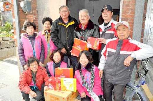 金城鎮南門社區發展協會和莒光志工隊昨展開春季慰問活動，訪視獨居老人及送上麥片、蛋捲，提醒注意保暖和健康。（楊水詠攝）