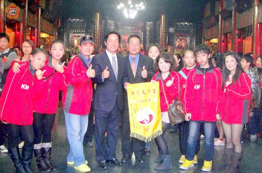 金門電音代表隊與台南市長賴清德合影，也獲評選為國際性之准參賽隊伍。（金門電音代表隊提供）