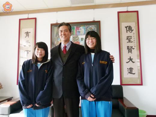   大學學測放榜，金中校長蔡錦杉向該校最高分何玉倩（左一）、第二高分汪寧（右一）道賀。（許加泰攝）