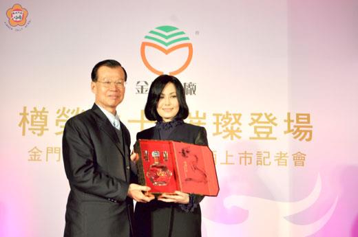 金酒昨舉辦60週年紀念酒上市記者會，李清正贈紀念酒給予金酒品牌形象代言人─江蕙。（李金鎗攝）