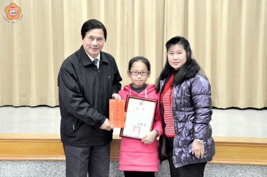  縣政府主任秘書盧志輝昨頒發獎金表揚參加2011中華民國文化盃音樂大賽十七位優勝得獎人。（楊水詠攝）