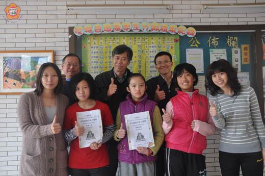   上岐國小校長黃明森（後排左二）選擇英語作為校園特色，大力推動學生英語能力分級制，洪婉甄（前排右一）、李宛蒨（前排左一）兩位專業英語老師扮演推手角色。（許加泰攝）