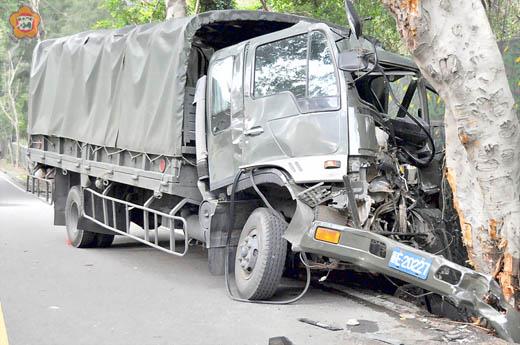 地區昨發生一起士兵駕駛軍用大卡車自撞車禍,車頭近全毀,受困的龔姓駕駛,經送往署醫緊急治療後,下午一時搭乘C130軍機後送三總開刀,無生命危險。(陳麗妤攝)