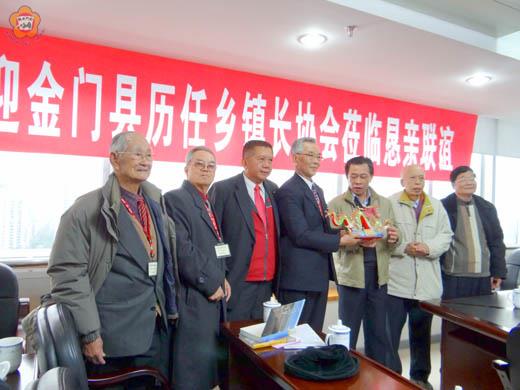 金門縣歷任鄉鎮長協會組團赴大陸展開福建省市鎮文化交流參訪，雙方互贈禮物表示友好。（楊清國提供）