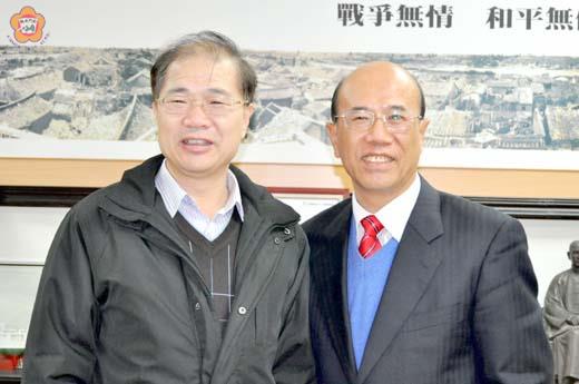 外交部領事局副局長黃清雄(右)昨日拜會金門縣長李沃士。
（李增汪攝）