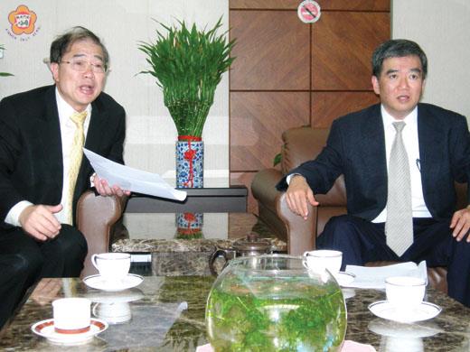   縣長李沃士親訪交通部民航局副局長陳天賜（右）。
（金門縣政府台北服務處主任陳永富提供）