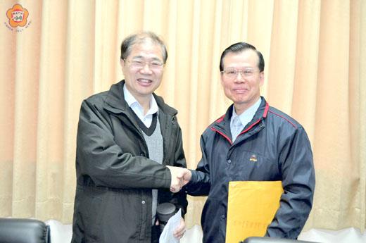 　金酒公司董事長李清正（右）即將退休，自認讀完「四年大學」，內心充滿感激。縣長李沃士（左）感謝其為金酒付出和奉獻。（楊水詠攝）