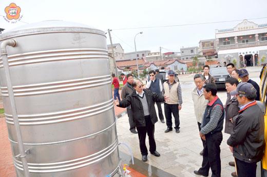 金門縣自來水廠已經在各村里設置九十個供水桶，每個供水桶的容量是三噸。（張建騰攝）