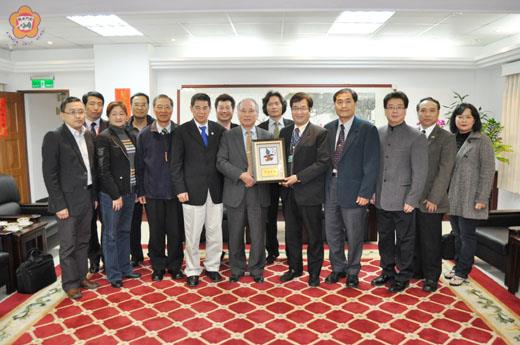   縣議會議長王再生昨接見兩岸體育觀光產官學界代表，雙方互換禮物及合影。（楊水詠攝）