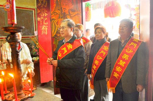 萬安堂建醮，縣長李沃士等與會貴賓前往獻敬。（陳麗妤攝）