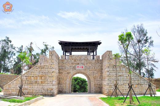 金沙鎮公所獲中央與地方補助，完成田浦古城景觀改善工程，新建城門、保存軍事遺址，加上綠美化，讓田浦煥然一新，更能從觀海步道、觀景平台遠眺許白灣沿岸景色，增加觀光賣點。（陳麗妤攝）