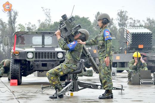 「防空營」展示的「雙聯刺針飛彈系統」。（張建騰攝）