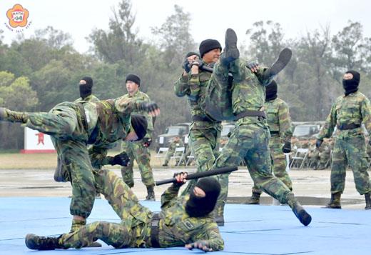   陸軍航特部「兩棲偵察營」展示的「綜合格鬥戰技」。（張建騰攝）