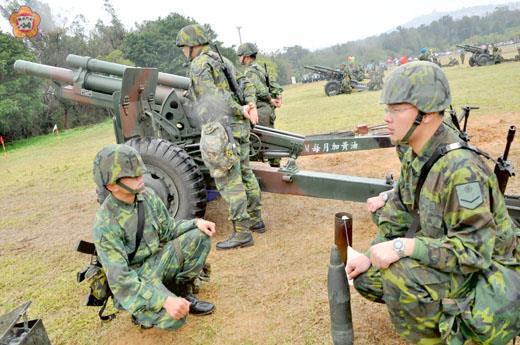 「野戰砲兵聯合操作」共有八門「M101式105榴彈砲」參與。（張建騰攝）