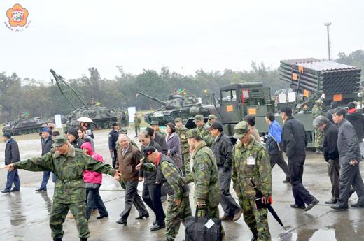   金防部昨天開放營區，指揮官王世塗（左一）要讓國人看到可以打仗的部隊。（張建騰攝）