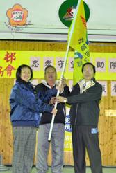   忠孝新村社區守望相助隊第六任隊長，由王志願（右）自張秀珠手中接棒。（陳麗妤攝）