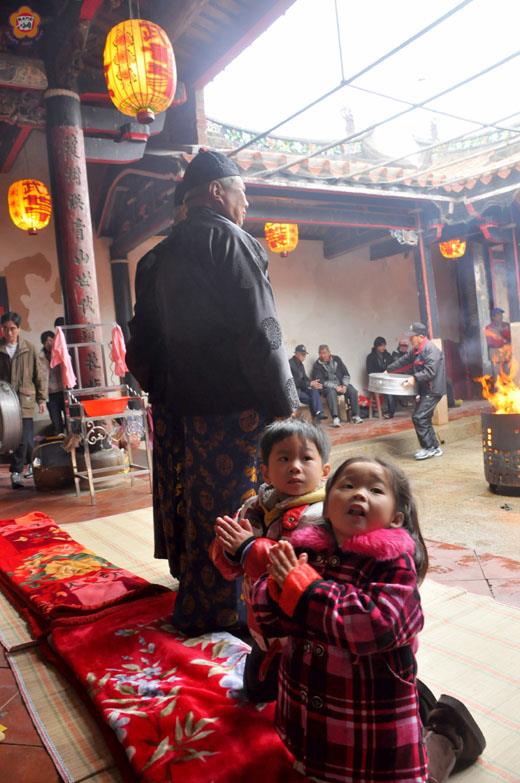 瓊林「官祭」進行時，要出主及進主。
（張建騰攝）