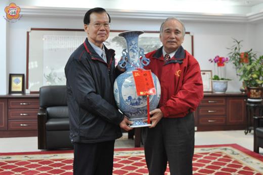   金酒董事長李清正今卸任，昨特前往議會辭行，議長王再生與議員署名合贈高級青花瓷瓶，肯定他「功在金酒」。（莊煥寧攝）