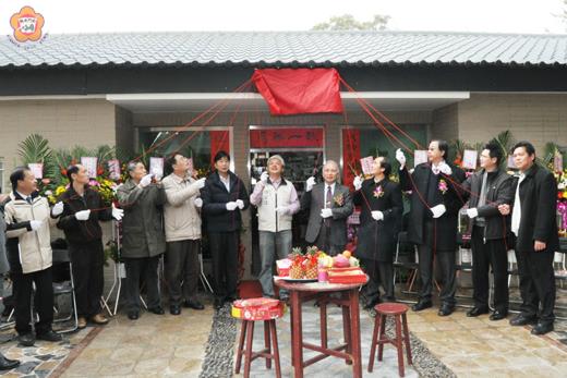 　縣議員陳滄江「小板凳工坊」服務處昨舉行揭牌，議長王再生、議員林金量、謝東龍等貴賓到場祝賀，並參與揭牌儀式。（莊煥寧攝）