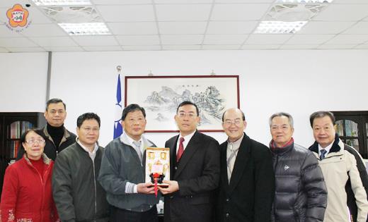 　金門監獄典獄長簡文拱（左四）即將榮陞台東戒治所所長，金門高分檢署檢察長邢泰釗（右四）偕同金門地檢署檢察長張金塗（左三）與福建更生保護會的董事及同仁前往祝賀。（福建更生保護會）