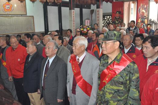   太原堂金門王氏宗親會昨日在「閩王祠」舉行恭祝始祖開閩王聖誕的祭祖典禮：王氏宗親虔誠祭祖。（李增汪攝）