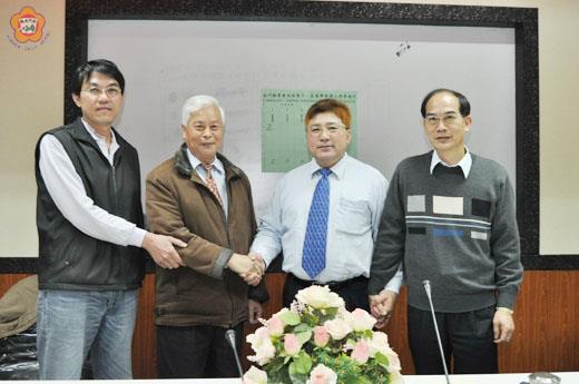 　金門縣農會完成改制第十一屆理事長與常務監事選舉與總幹事選聘，高票當選的新任理事長蔡水游（右二）、常務監事陳國強（左二），及總幹事黃永堆（右一）齊為農民權益打拚，而縣府建設局技正郭志銘（左一）代表縣府到場列席、道賀。（莊煥寧攝）