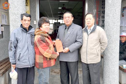 金湖鎮蔡姓老先生身遭急困,福建省政府秘書長曾華德(右二)代表省府主席薛承泰前往致贈慰問金,由其弟媳代領。(照片由省府提供)