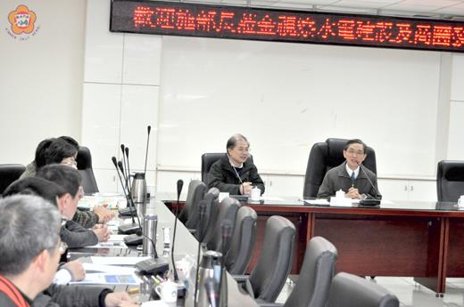 經濟部長施顏祥昨日聽取水利署、金門縣自來水廠所做金門水資源現況及因應策略、離島地區供水改善計畫簡報,縣長李沃士也全程參與。(李增汪攝)