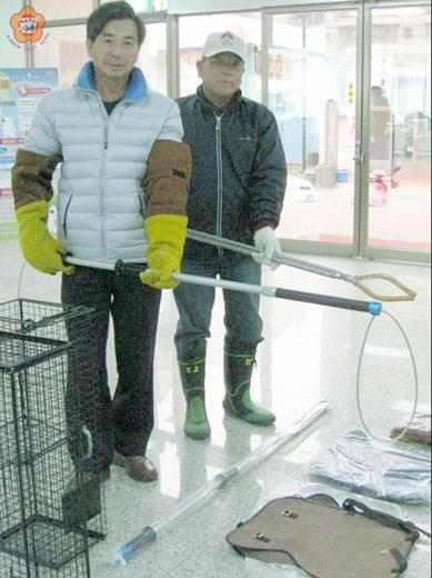   金湖鎮公所環保課去年成立了專門的捕犬隊，昨天又購進防咬手套等捕犬工具。（張建騰攝）